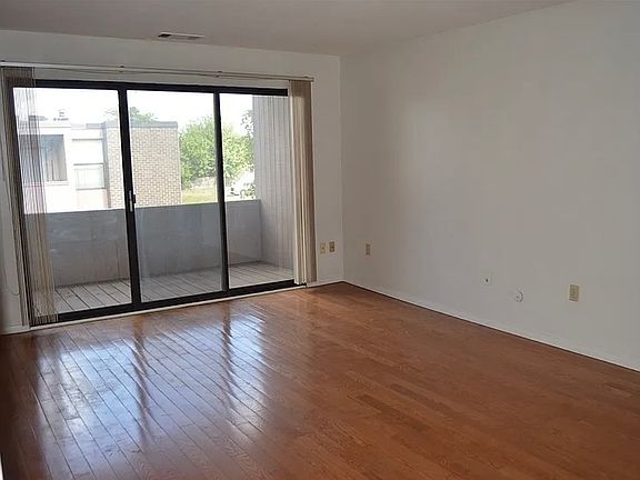 5th image of 62 Shrewsbury Green Dr Unit G