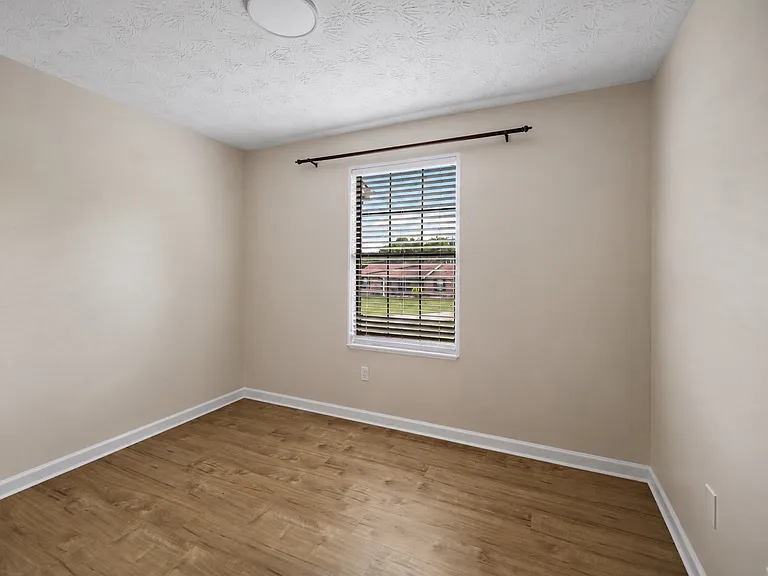 801 Valerie Ln — Photo 5