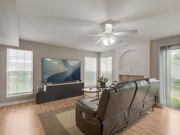 4th image of 647 N Charter Hall Dr