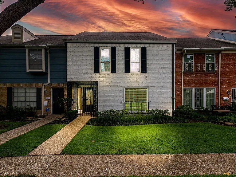 1669 W Sam Houston Pkwy S — Photo 2