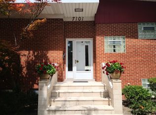 7101 N East Prairie Rd, Lincolnwood, IL 60712