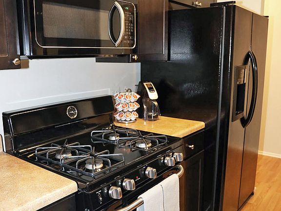 4th image of 840 Wellington Ave Unit 408