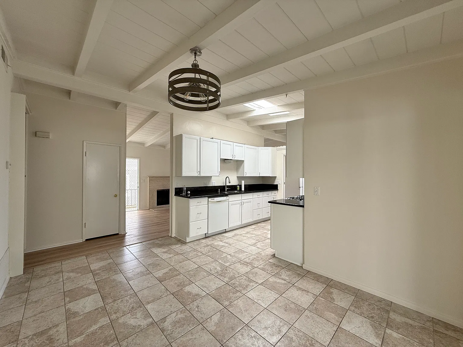 3 bed, 1250 sqft, $6,950 — Photo 4
