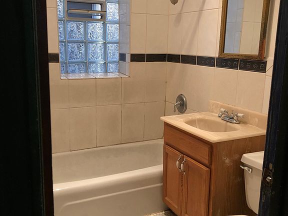 3rd image of 4224 N Sawyer Ave #1