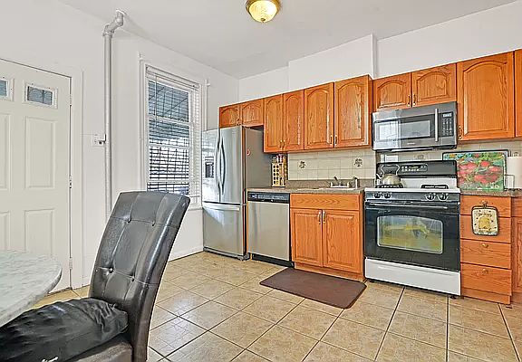 4th image of 3233 Fenton Ave