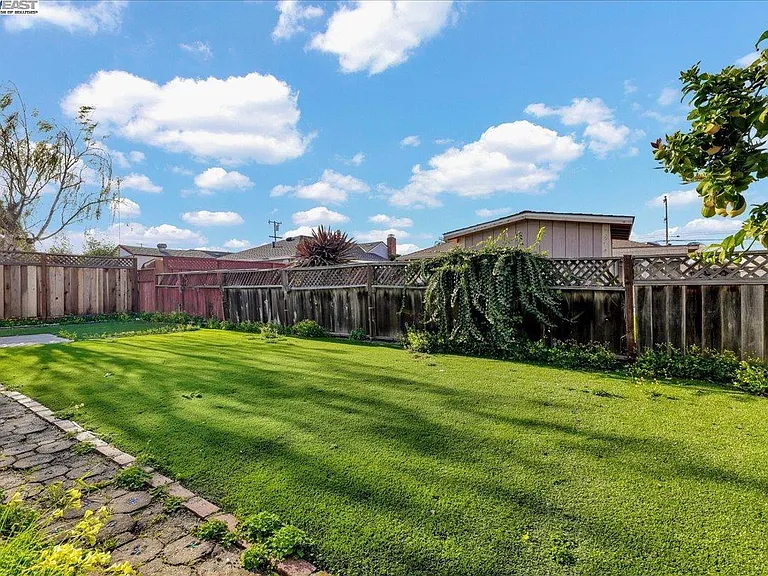 1827 Bandoni Ave — Photo 42