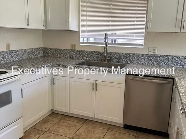 322 Pamela Ct — Photo 3