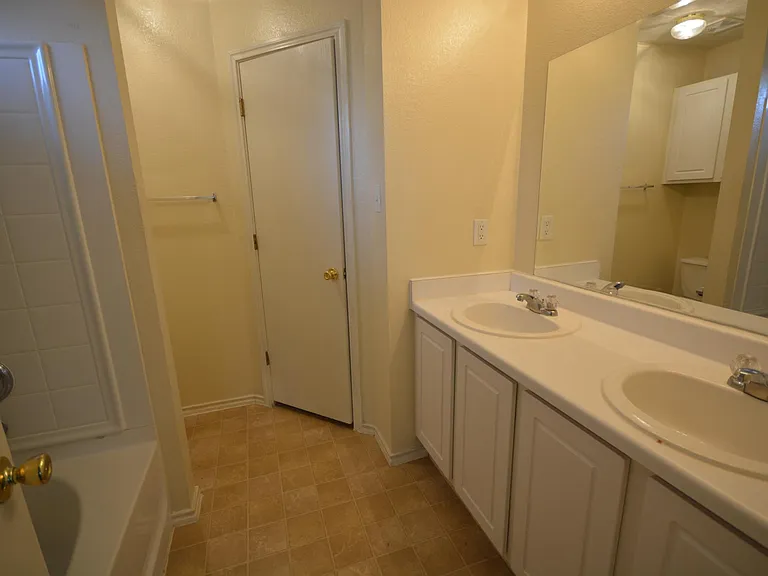 410 Goldenrod St — Photo 13
