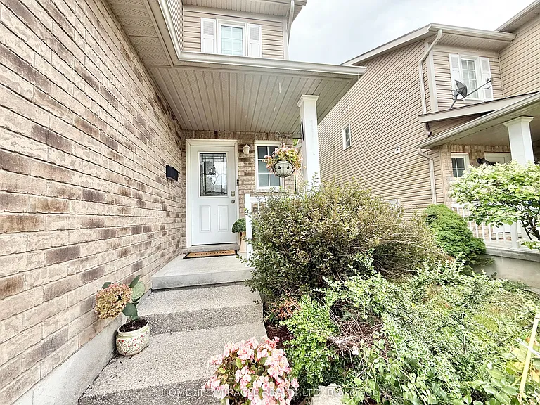 312 Tagge Cres — Photo 2