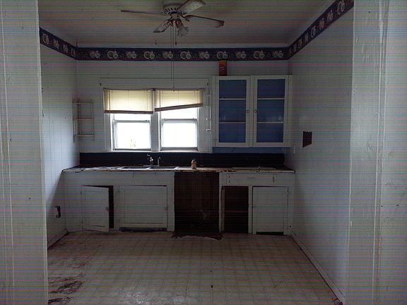 2nd image of 807 E Pecan St