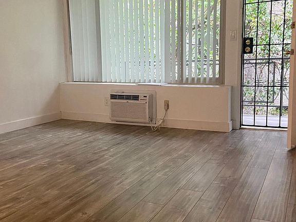 4th image of 1540 N Formosa Ave