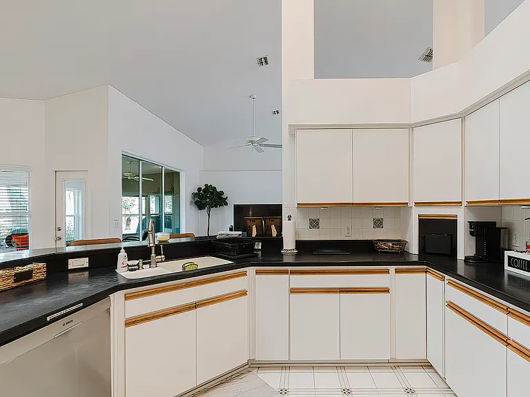 240 N Country Club Dr — Photo 14
