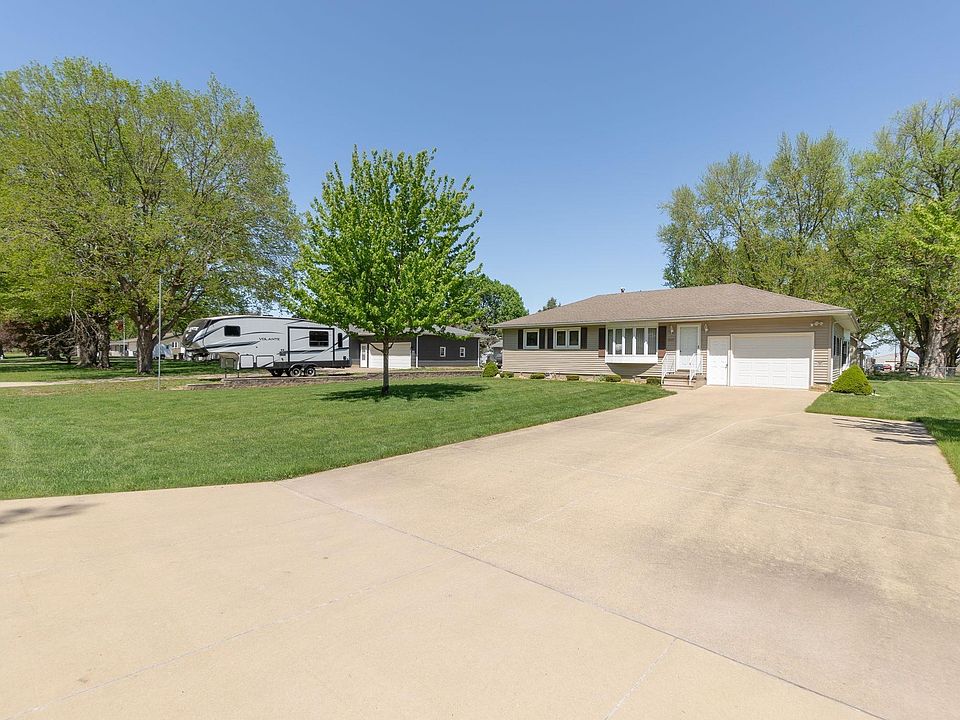 mina　1207 1207 Minnehaha Ln, Cedar Falls, IA 50613 | Zillow