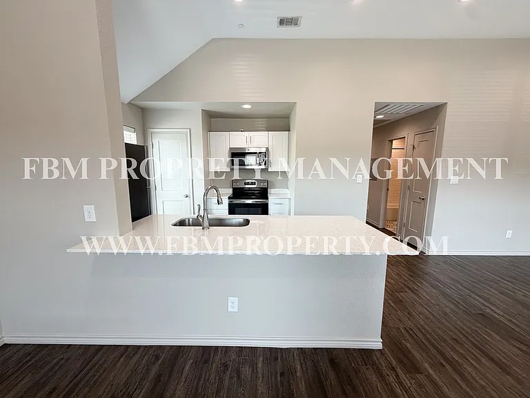 1203 N Clay St #521 — Photo 6