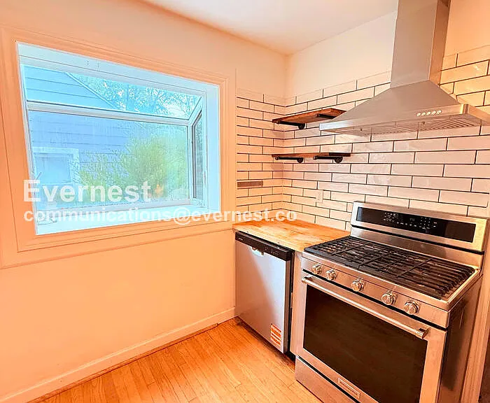1557 Leroy St — Photo 4