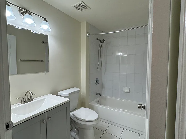 5049 N Northwest Hwy #401 — Photo 13