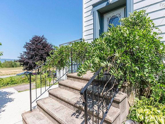 3rd image of 122 Cote Des Neiges Rd