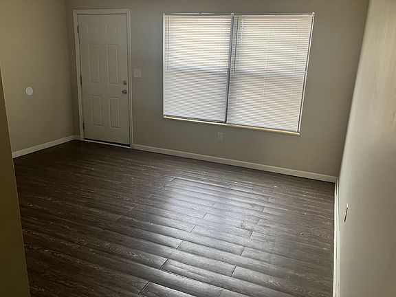 Living Room / Front Entry