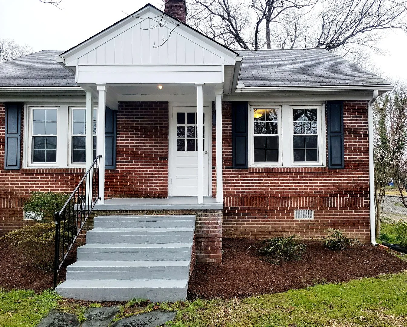 Great 2 Bed 1 Bath in Burlington! — Photo 2