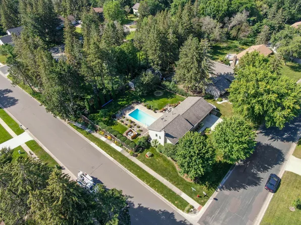 2807 Woodridge Ln, Stillwater, MN 55082