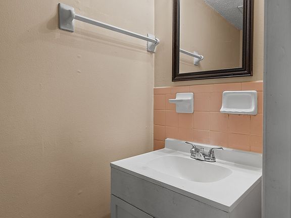 4th image of 3124 Brickdale Ln #B