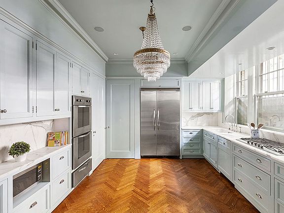 4th image of 555 Park Ave