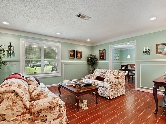 4th image of 229 Tantallon Dr