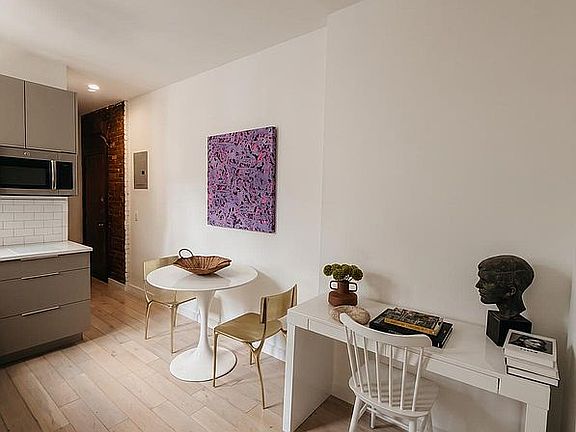 3rd image of 124 Thompson St #31