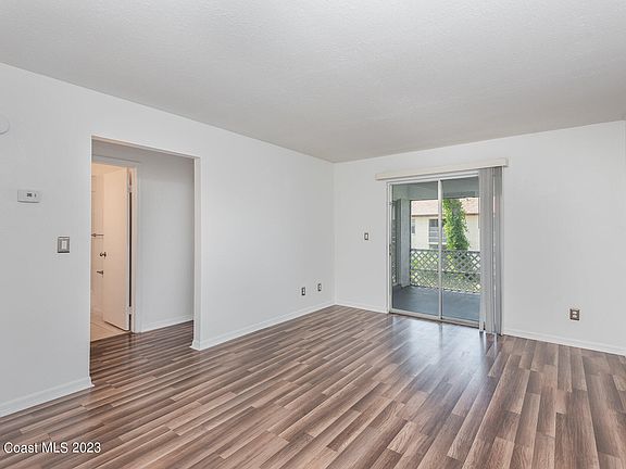 4th image of 2973 Sir Hamilton Cir #8