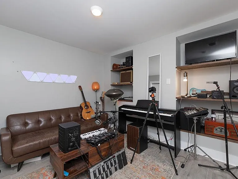 8 Elizabeth St #1 — Photo 4
