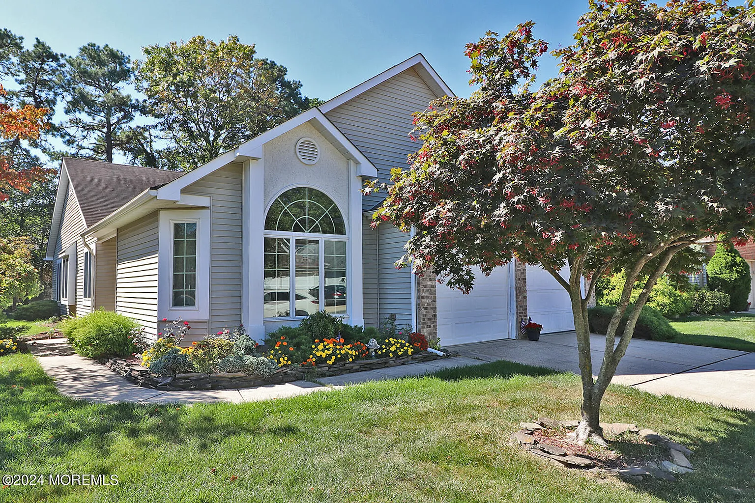 1605 Sweetbay Drive photo 1