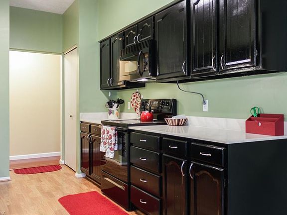 5th image of 186 Court Dr APT 305