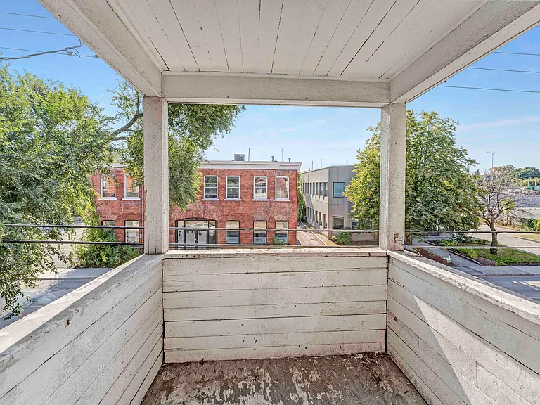 327 Catherine St — Photo 31