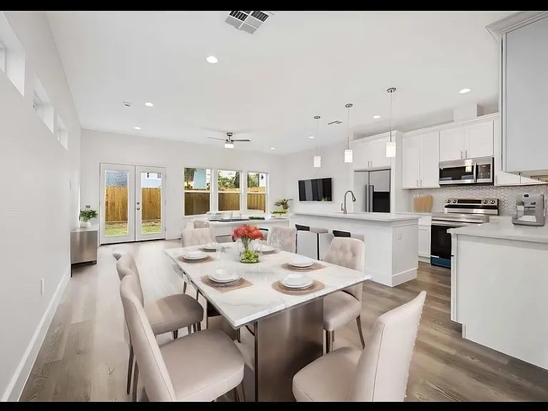 4508 Noble St — Photo 3