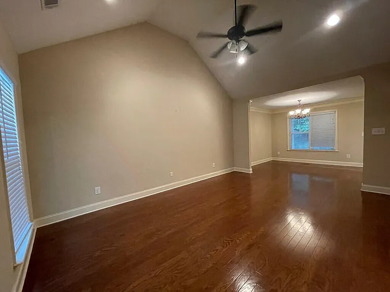 1028 Barrett Dr — Photo 4