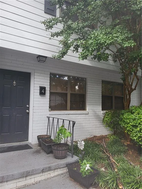 3 bed, 1.5 bath, 1176 sqft, $2,095 — Photo 1