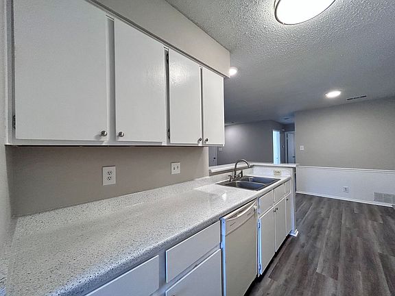 5th image of 9904 Hundred Oaks Cir #B