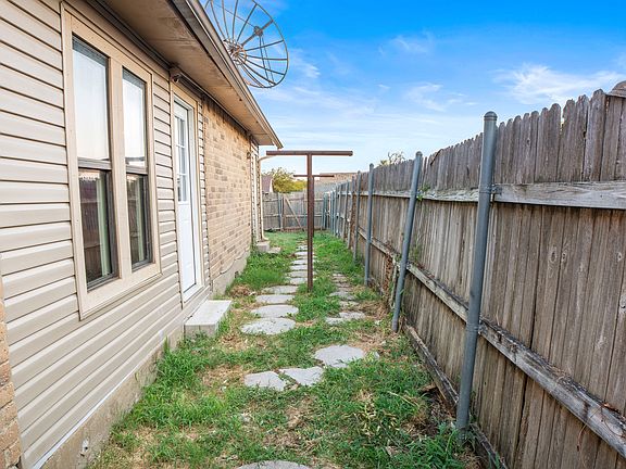 3rd image of 6069 Dooley Dr