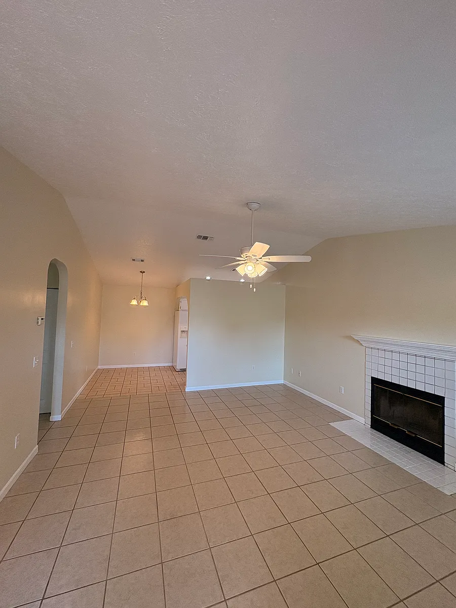 Building Photo - 4713 E 6th St #4713