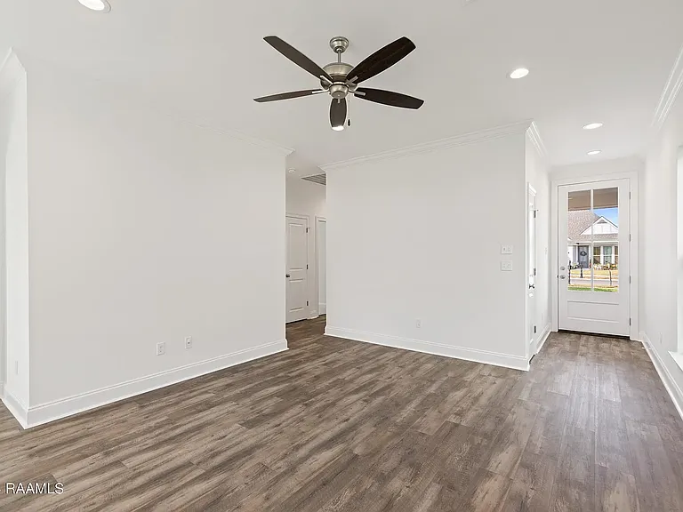 120 Sojourner Dr — Photo 2