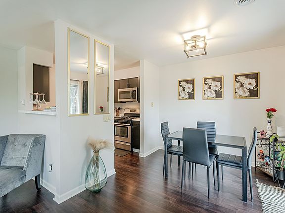 3rd image of 2958 Holborn Cir
