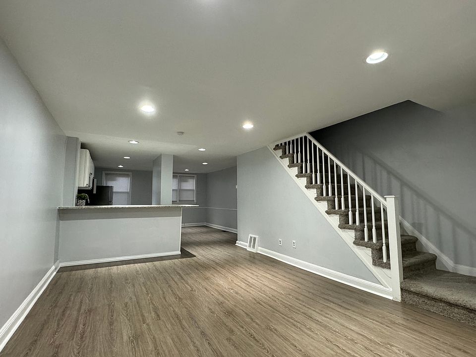 1st image of 7347 Woodbine Ave