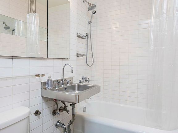 4th image of 130 E 18th St APT 8U