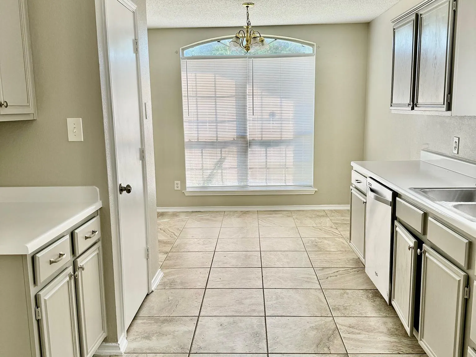3 bed, 1320 sqft, $2,100 — Photo 4