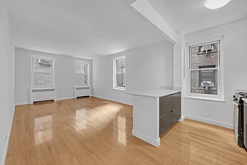 364 W 18th St Photo 1