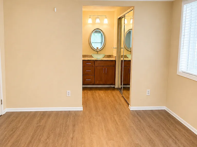 12740 NE 10th Pl — Photo 8