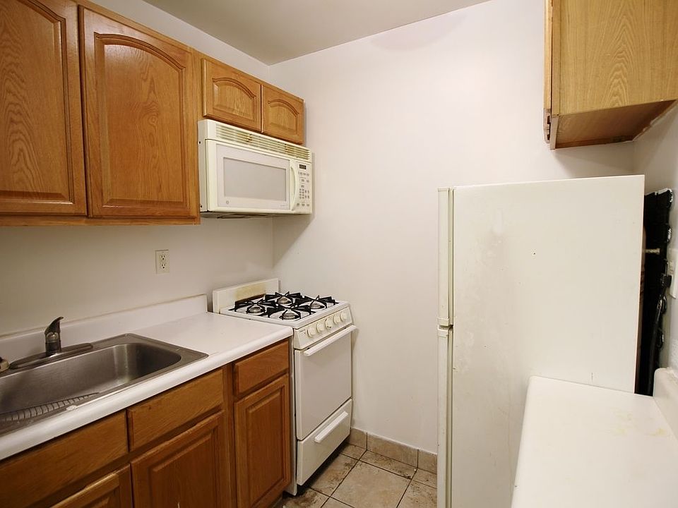 2nd image of 940 Saint Nicholas Ave APT B5