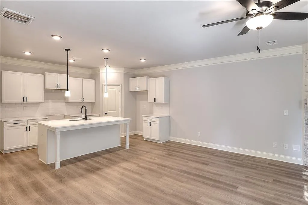 3 bed, 2.5 bath, 1660 sqft, $2,200 — Photo 2