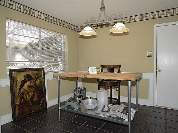 Breakfast area thats light and bright