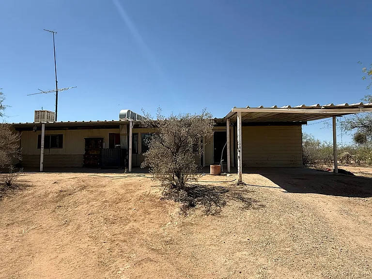 8221 S Taylor Ln — Photo 2
